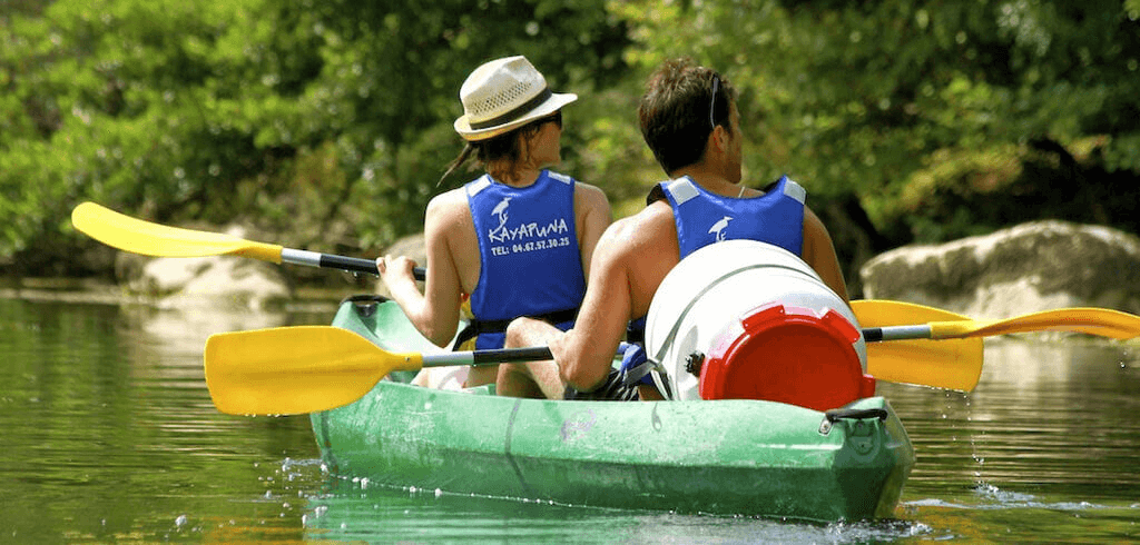 Couple faisant du kayak